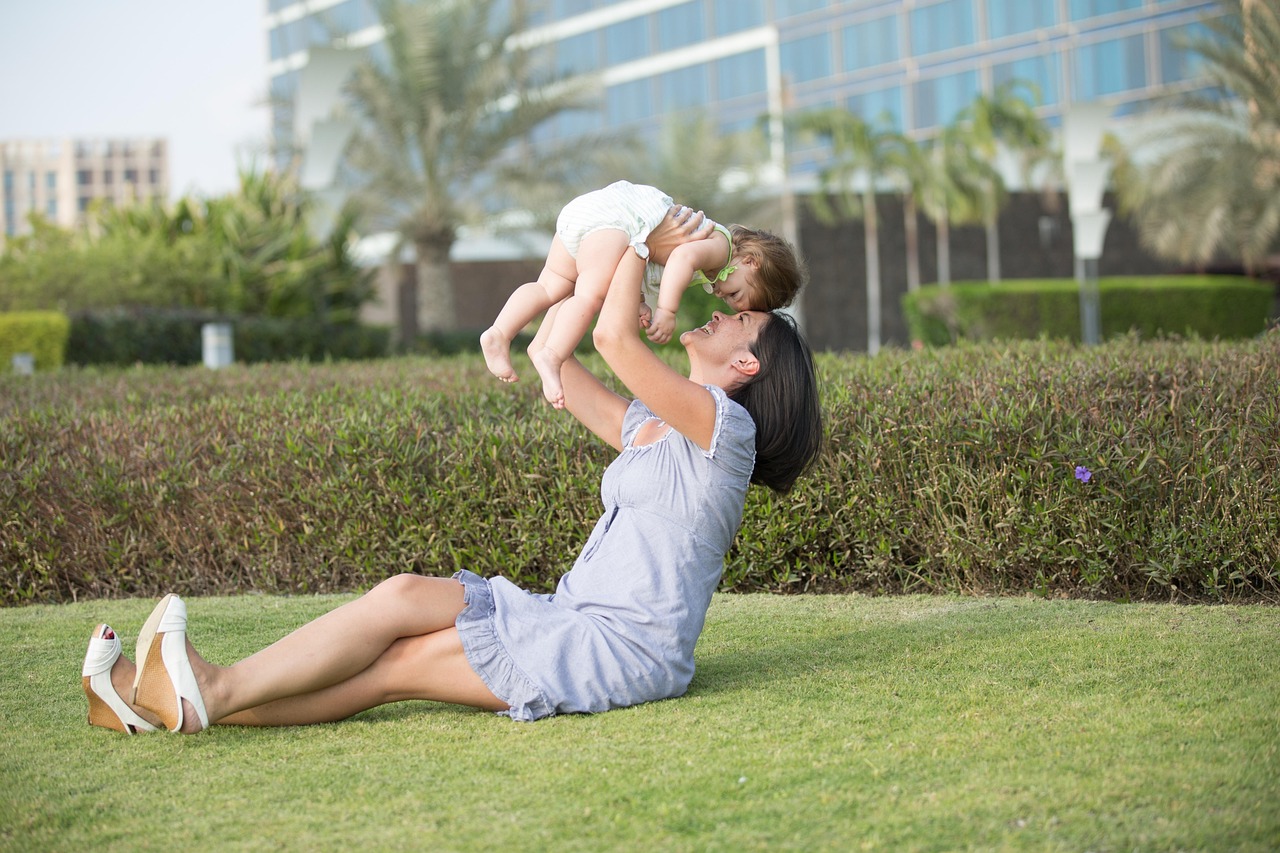 Mãe brincando com bebê no parque